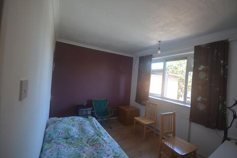 3 bedroom flat to rent, Cranbrook Road, IG6 1HR