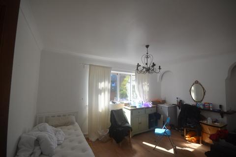 3 bedroom flat to rent, Cranbrook Road, IG6 1HR
