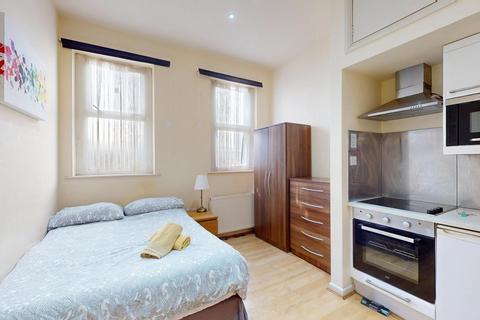 Studio to rent, Brondesbury Park