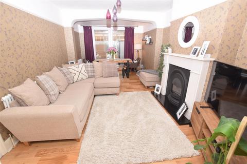 3 bedroom semi-detached house to rent, Chelmsford Avenue, Grimsby DN34