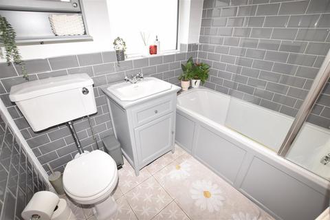 3 bedroom semi-detached house to rent, Chelmsford Avenue, Grimsby DN34