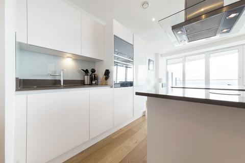 2 bedroom flat to rent, Crossharbour Plaza, London E14