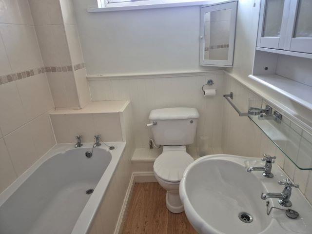 24 cauldwell Place Bathroom.jpg