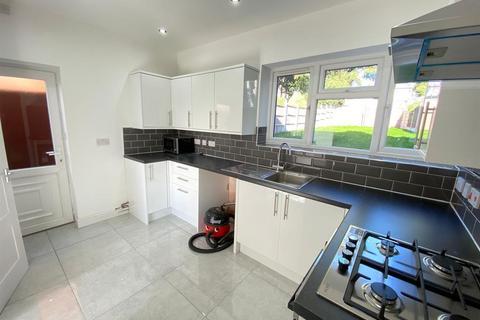 3 bedroom semi-detached house to rent, Lincoln Road, West Bromwich, B71 2JD