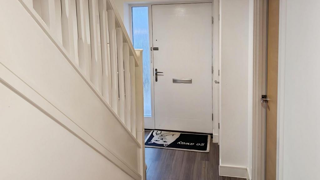 16 Sommerville entrance hall b.jpg