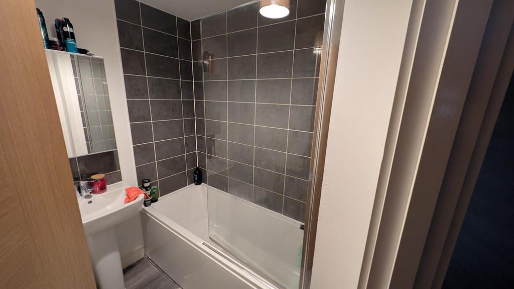 16 Sommerville bathroom.jpg
