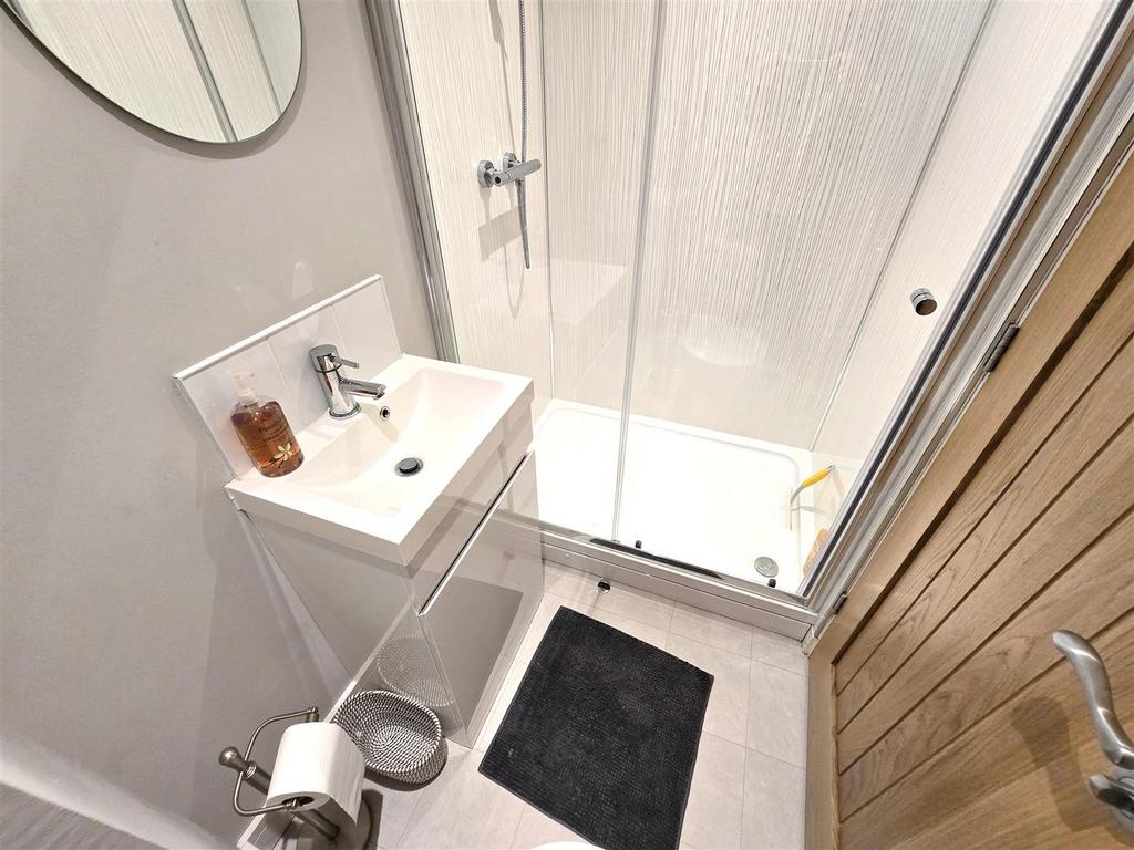 Ensuite to Bedroom 2