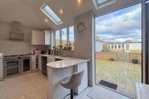 4 bedroom detached bungalow for sale - Harrow Crescent, Romford RM3