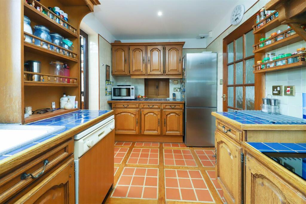 Kitchen 2.jpeg