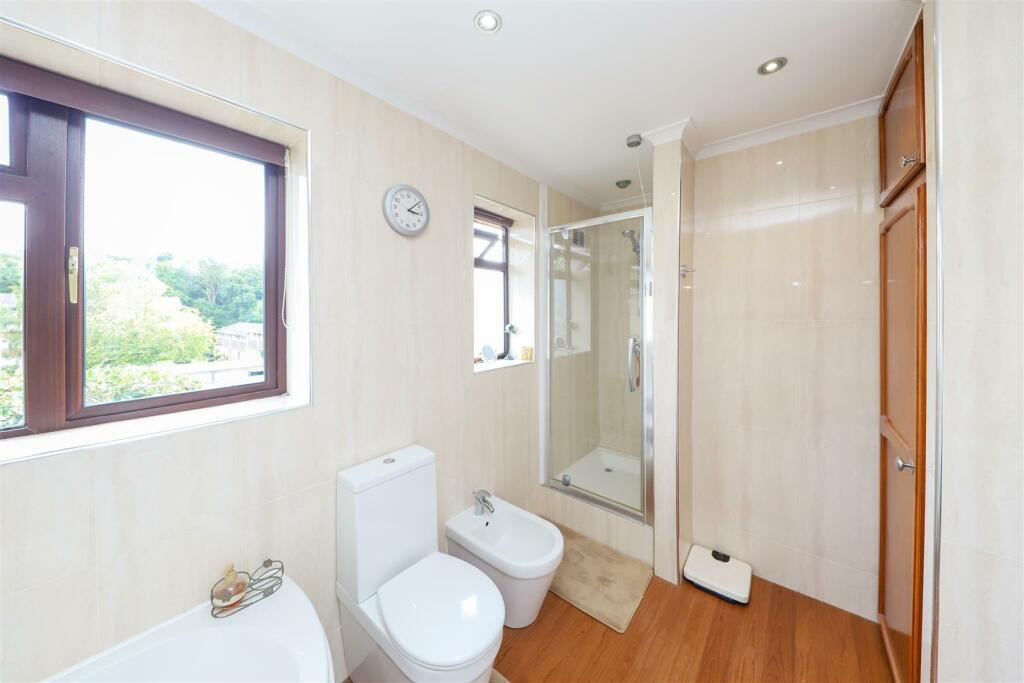 Bathroom 2.jpeg