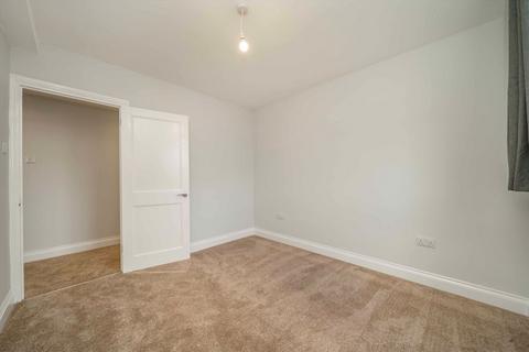 2 bedroom flat to rent, Pinner Road, Harrow HA1