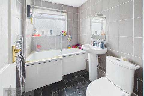 4 bedroom detached house for sale, St. Catherines Road, Crawley