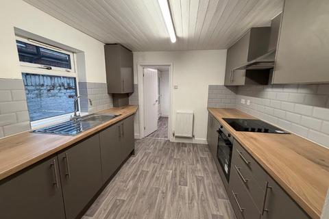 2 bedroom terraced house to rent, Estcourt Street, Hull, HU9 2RR