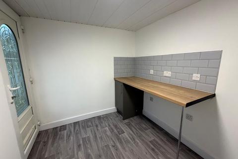 2 bedroom terraced house to rent, Estcourt Street, Hull, HU9 2RR