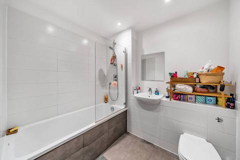 3 bedroom flat for sale, Leswin Road, Stoke Newington, London, N16