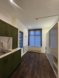 1 bedroom in a house share to rent, Etchingham Park Road, London