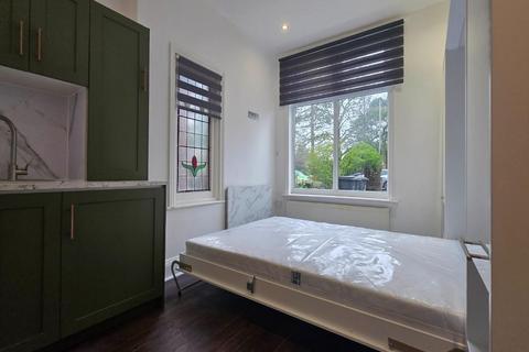 1 bedroom in a house share to rent, Etchingham Park Road, London
