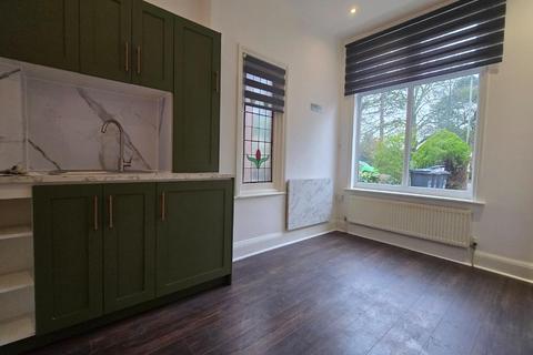 1 bedroom in a house share to rent, Etchingham Park Road, London