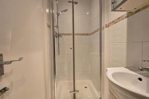 1 bedroom in a house share to rent, Etchingham Park Road, London