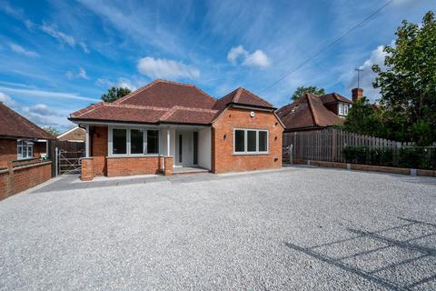 4 bedroom bungalow to rent, Heath Rise, Ripley, Woking, GU23