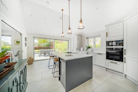 4 bedroom bungalow to rent, Heath Rise, Ripley, Woking, GU23