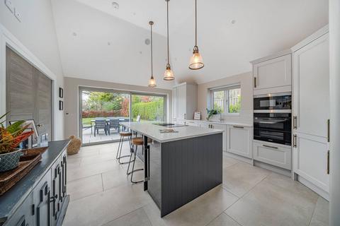 4 bedroom bungalow to rent, Heath Rise, Ripley, Woking, GU23