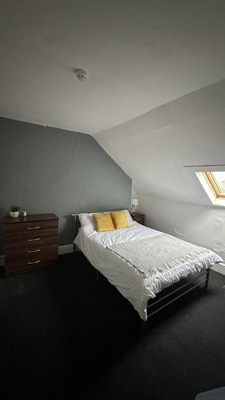 Cozy double bedroom with a comfortable double b...