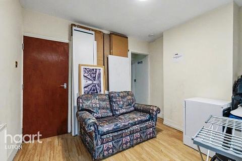 4 bedroom terraced house for sale, Winsdon Road, Luton