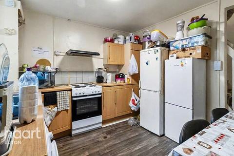4 bedroom terraced house for sale, Winsdon Road, Luton
