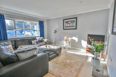 5 bedroom detached house for sale, Crescent Drive, Shenfield, Brentwood