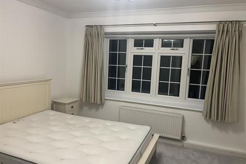 2 bedroom flat to rent, Myrtleside Close, Northwood