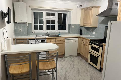 2 bedroom flat to rent, Myrtleside Close, Northwood