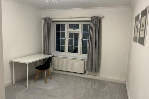 2 bedroom flat to rent, Myrtleside Close, Northwood