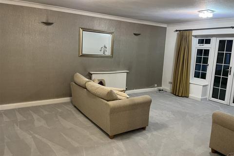 2 bedroom flat to rent, Myrtleside Close, Northwood