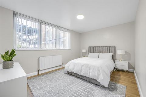 2 bedroom flat for sale, Streatham Common North, SW16