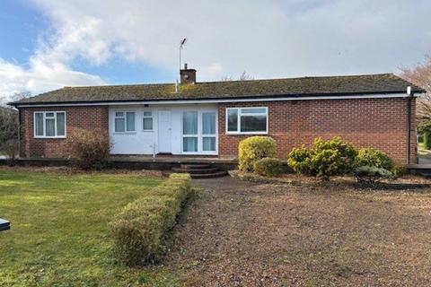 4 bedroom bungalow to rent, Cannon Way, Fetcham