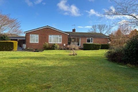 4 bedroom bungalow to rent, Cannon Way, Fetcham