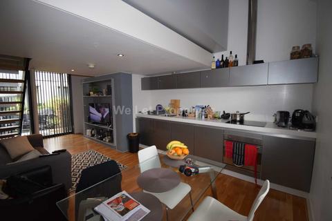 2 bedroom house to rent, Ash Street, Salford M6