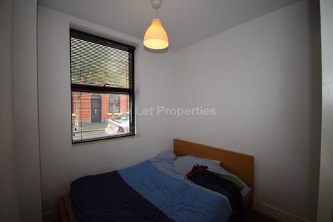 2 bedroom house to rent, Ash Street, Salford M6