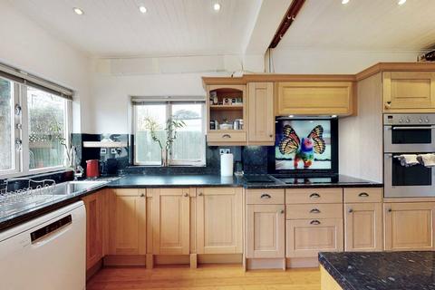 4 bedroom semi-detached house to rent, Great North Way, Hendon NW4