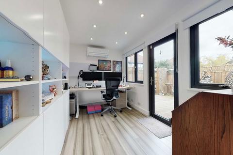 4 bedroom semi-detached house to rent, Great North Way, Hendon NW4