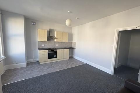 3 bedroom flat to rent, 120 Burlington Road Thornton Heath CR7 8PF