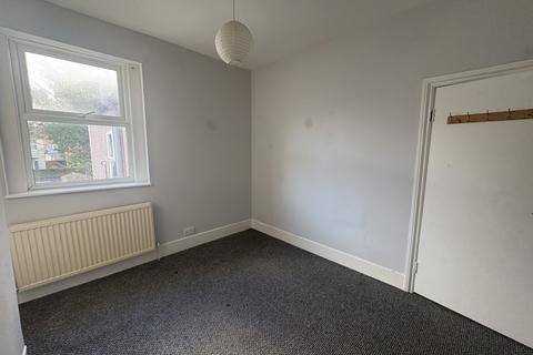 3 bedroom flat to rent, 120 Burlington Road Thornton Heath CR7 8PF