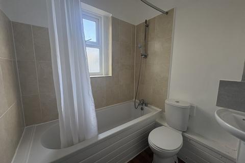 3 bedroom flat to rent, 120 Burlington Road Thornton Heath CR7 8PF