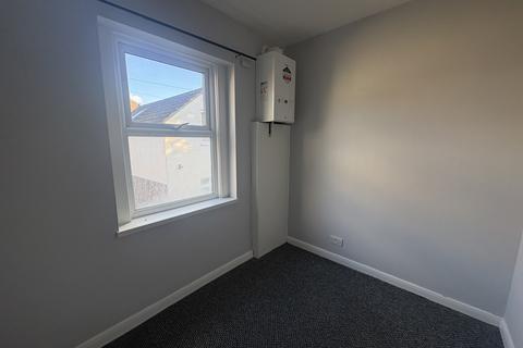3 bedroom flat to rent, 120 Burlington Road Thornton Heath CR7 8PF