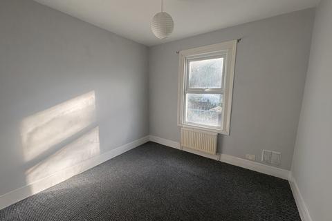 3 bedroom flat to rent, 120 Burlington Road Thornton Heath CR7 8PF