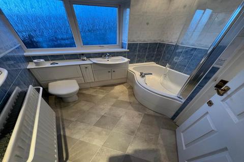 3 bedroom bungalow to rent, York Drive , Upper Batley, West Yorkshire