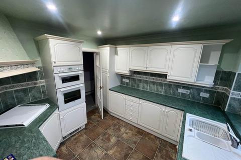 3 bedroom bungalow to rent, York Drive , Upper Batley, West Yorkshire