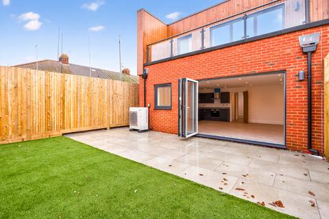 4 bedroom semi-detached house for sale, Pavilion Road, Worthing, BN14
