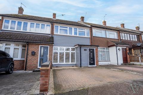 3 bedroom terraced house for sale, Larkswood Road, Corringham